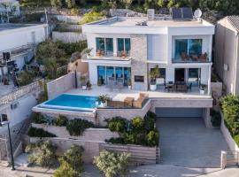 Luxury villa Saga in Drvenik, private pool，位于德尔韦尼克的酒店