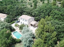 Maison de vacances avec piscine privative, Oustau des Oliviers vue dominante Colorado provençal，位于吕斯特勒的酒店