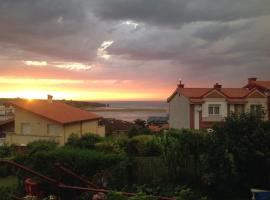 Adosado con vistas al mar los GIRASOLES，位于莫格罗阿布拉帕斯康博高尔夫球场附近的酒店