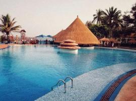 Senegambia Beach Hotel，位于Sere Kunda NDing的带停车场的酒店