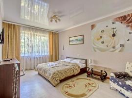 Cozy apartment on Rozybakiev 145. Atakent，位于阿拉木图Dolphin Entertainment Centre附近的酒店