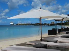 城镇讲谈海滩俱乐部酒店，位于奥拉涅斯塔德的酒店