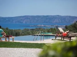 Agarathos Rooms & Pool Kaliviani -On the road to Balos