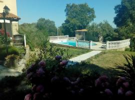 Le mazet en été - studio en garrigue nimoise，位于尼姆的旅馆