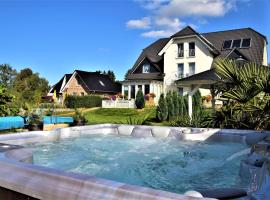Fewo Traum, 4-Sterne FeWo's mit Pool und Whirlpool, Grillecke mit neuem Pavillon im Garten, am Achterwasser mit Badestrand, wenige Autominuten bis zur Ostsee, Überweisung oder Bar akzeptiert，位于Neppermin的酒店