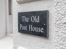 The Old Post House，位于洛哈尔什教区凯尔高地洛哈尔什海峡火车站附近的酒店