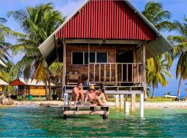 Private Cabin Over the Water PLUS Meals - San Blas Islands - private bathroom，位于巴拿马城的木屋