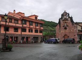 卡萨皮伯餐厅酒店，位于Tuña的带停车场的酒店