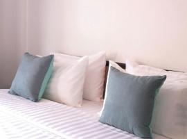 RoongThoeng Place Hotel，位于Thoeng的酒店