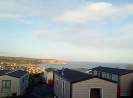 Swanage Bay View caravan，位于斯沃尼奇的酒店