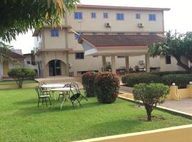 Luxury West Hotel，位于Adentan的酒店