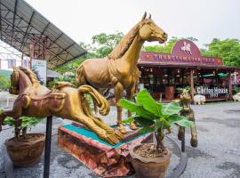 Thongsomboon Club Hotel，位于北冲通松布翁俱乐部附近的酒店