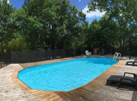 Maison & studio 14 pers avec piscine privée sécurisée，位于Sampzon的酒店
