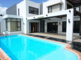 Luxury Villa Calodyne With A Pool 2 mn from Ocean，位于Rivière du Rempart的酒店