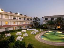 Hotel Express Residency-Jamnagar，位于Sika的带泳池的酒店
