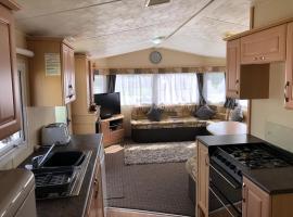 4 bedroom 10 berth caravans with Hot Tub ,Mountain Bikes Tattershall Lakes，位于塔特舍尔的酒店