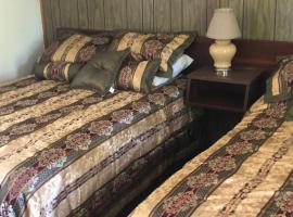 Michael Dee's Motel，位于East Durham的酒店