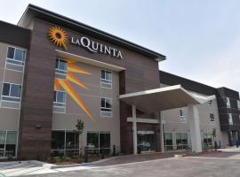 La Quinta Inn & Suites by Wyndham San Bernardino，位于圣贝纳迪诺英兰德购物中心附近的酒店