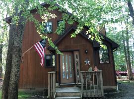 My Little Flagship Cabin，位于东斯特劳兹堡的木屋