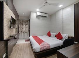 OYO 40461 Hotel Avirat，位于艾哈迈达巴德的酒店