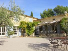 Countryhouse with Pool in Vaison la Romaine，位于维逊拉洛梅尼的带停车场的酒店