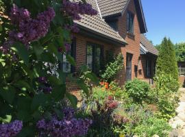 Charmantes Haus mit zwei Ferienwohnungen und großem Garten in Aventoft - Enjoy!，位于Aventoft的度假屋