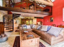 Holiday Home in Charente with Pool and Castle，位于La Forêt-de-Tessé的酒店