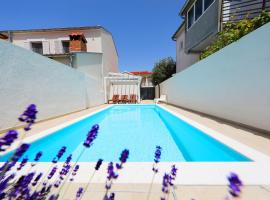 Luxury Villa Claudia with Pool，位于扎达尔的酒店