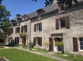 Chambres d'hôtes l'arche d'Yvann，位于Campuac的带停车场的酒店