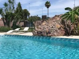 Casa independiente con piscina y pista deportiva privadas