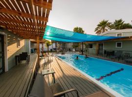 Somewhere - Chalets in the Arava，位于Ẕofar的酒店