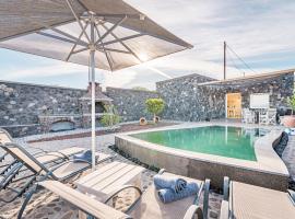 Klimata House - Private Jacuzzi Pool & BBQ Villa，位于Vlychada Beach的度假屋