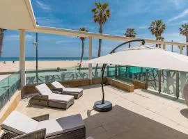 Luxury Beach Front Apartment with Pool