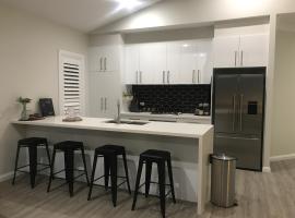 Luxury 2br home with King, 5 star private & close，位于巴瑟斯特的度假短租房