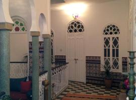 达纳科拉莱西利亚酒店，位于丹吉尔的摩洛哥传统庭院