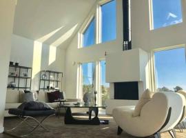 Topnotch House In The Most Fashionable Surrounding，位于Fisksätra的酒店