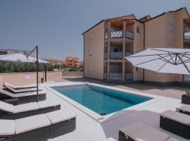 Poolside Hideout Apartments，位于诺瓦利娅的公寓