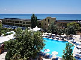 亚历山大海滩温泉酒店，位于亚历山德鲁波利斯色雷斯赌场附近的酒店