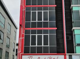 The Red Hotel，位于Jenjarum的酒店