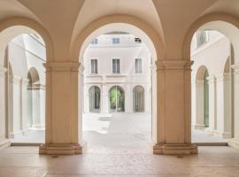 PALAZZO BECCAGUTTI CAVRIANI - Gallery Suite e Frescoes Suite，位于曼托瓦的带停车场的酒店