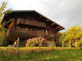 Chalet paisible dans la nature avec belle vue sur le lac Léman，位于吕格兰的木屋