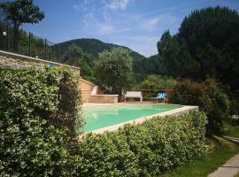 Rosy25，位于San Michele的带泳池的酒店