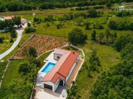 Villa New Home, villa with pool in Imotski near Makarska，位于伊莫茨基的酒店