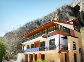 Dzeruli Hotel，位于Oktomberi的酒店