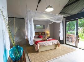 Caprivi Mutoya Lodge and Campsite，位于卡蒂马穆利洛岛屿小屋方向船坡道附近的酒店