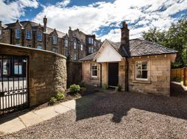 Trinity Lodge, House with the private garden in Edinburgh，位于爱丁堡的山林小屋