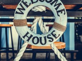 WELCOMEHOUSE close to east beach, shops, restaurants and RAF base，位于洛西茅斯的酒店