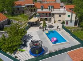 Holiday home Stipanovi Dvori with jacuzzi and pool