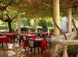HOTEL RESTAURANT "LES STALAGMITES"，位于Orgnac-lʼAven的酒店
