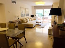 luxury modern apartment with terrace, pool and garage!，位于马贝拉瓜达尔米纳高尔夫俱乐部附近的酒店